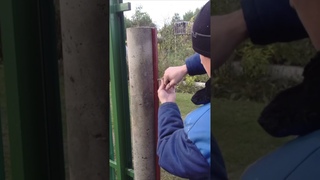 Круглые бетонные столбы забора. Крепление.