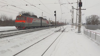 Железная дорога. Электровоз ВЛ10У-1022 с грузовым поездом