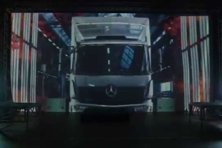 Презентация грузовика Mercedes . 3D mapping + паркур