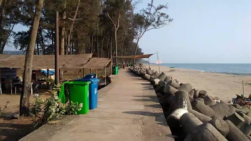Пляж Keri beach и набережная со стороны