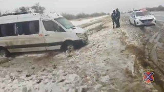 Под Волгоградом маршрутка с пассажирами слетела с трассы и перевернулась