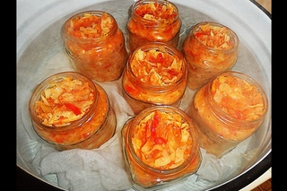 Салат на зиму “Капустный“, с помидорами, луком, морковь и перцем
