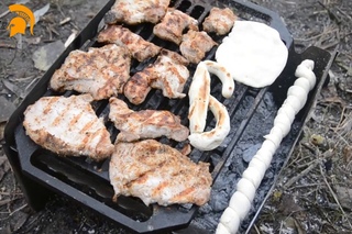 Мясо на гриле, мангал “Малыш“, Шомпольный хлеб, Тушенка Tushe, лепешки, вылазка в лес !