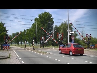 Spoorwegovergang Grou-Jirnsum // Dutch railroad crossing