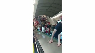 Ei, voc a! Avisa o Bolsonaro que o sigilo vai cair: povo canta no metr de SP