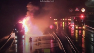 LKW rast brennend durch - Riesige Feuerwolke im längsten Tunnel Deutschlands .